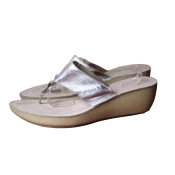 Босоножки женские через палец на танкетке CHEROKEE 39 размер